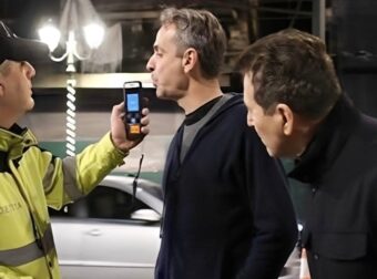 Μητσοτάκης – Γιατί έκανε αλκοτέστ πεζός