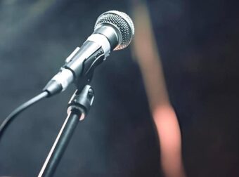 Ποιος είναι ο τραγουδιστής που τον κατηγορούν για σeξουαλική κακοποίηση – Το προφίλ του