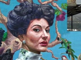 Η καλύτερη τοιχογραφία στον κόσμο για τον Νοέμβριο βρίσκεται στην Καλαμάτα και απεικονίζει τη Μαρία Κάλλας