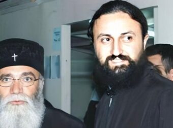 Απίστευτη μεταμόρφωση: Πέταξε τα ράσα, ξυρίστηκε και άλλαξε λουκ! Δείτε πώς είναι σήμερα ο Πάτερ Παντελεήμων