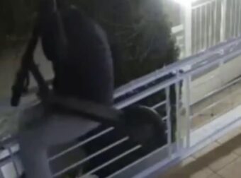 Βάρη: Πήγε να κλέψει πατίνι από μπαλκόνι και έπεσε πίσω – Το βίντεο του απρόσεκτου κλέφτη