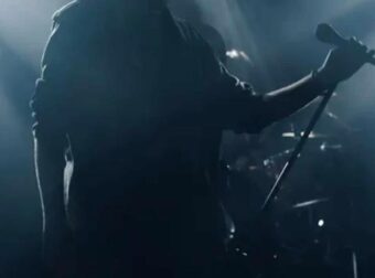 Η πρώτη αντίδραση του δημοφιλούς τραγουδιστή μετά τις πληροφορίες για καταγγελίες περί ασέλγειας