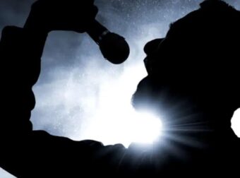 Ασέλγεια στο καμαρίνι καταγγέλλει συνάδελφος του γνωστού τραγουδιστή – Τι ισχυρίζεται ο δεύτερος καταγγέλλων