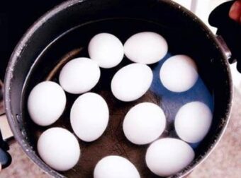 Γιατί δεν πρέπει ποτέ να βάζετε ζεστά σφιχτοβρασμένα αυγά απευθείας σε κρύο νερό: Η εξήγηση των σεφ