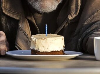 Άστεγος μου ζήτησε να του αγοράσω καφέ στα γενέθλιά του — Λίγες ώρες αργότερα, καθόταν δίπλα μου στην Πρώτη Θέση.