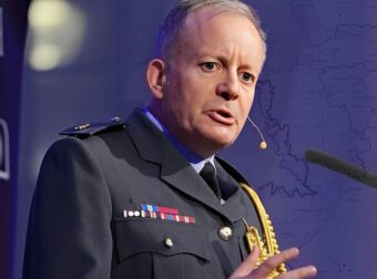 Aρχηγός των Ενόπλων Δυνάμεων Βρετανίας: «Οι γιοι και οι κόρες μας να ετοιμαστούν να πολεμήσουν»