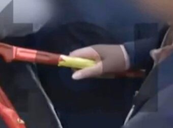 Σοκαριστικό βίντεο: Καθηγητής έπιασε τα δάχτυλα μαθητή με κόφτη σε κατάληψη στο Χαλάνδρι – «Βγάλ’το με πονάει»