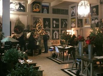 Σε αυτό το σινεμαδάκι με τζάκι στο Χαλάνδρι νιώθεις σαν να βρίσκεσαι σε ένα απίθανο σαλέ