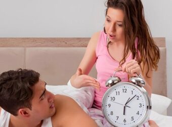 Πόσα λεπτά «αντέχει» ένας άνδρας στο σeξ