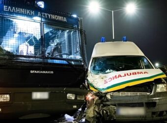 Ατύχημα-σοκ: Ασθενοφόρο έπεσε πάνω σε γεμάτη κλούβα της Αστυνομίας