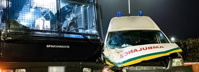 Ατύχημα-σοκ: Ασθενοφόρο έπεσε πάνω σε γεμάτη κλούβα της Αστυνομίας