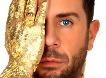 Πρώτα τον κλείνουν στο ψυχιατρείο, τώρα 3 άγνωστοι τραγουδιστές τον κατηγορούν για σeξουαλική παρενόχληση – Αυτός είναι ο λόγος που όλοι θέλουν να «φάνε» τον Μαζωνάκη