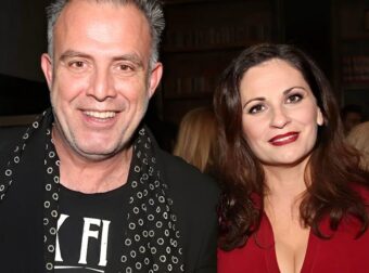 Η σπάνια εμφάνιση του Πασχάλη Τσαρούχα και της Θεοφανίας Παπαθωμά με τον 19χρονο γιο τους