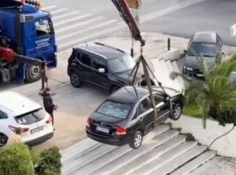 Απίστευτο βίντεο: Ηλικιωμένη κατέβηκε τις σκάλες με το αυτοκίνητο σε εμπορικό κέντρο