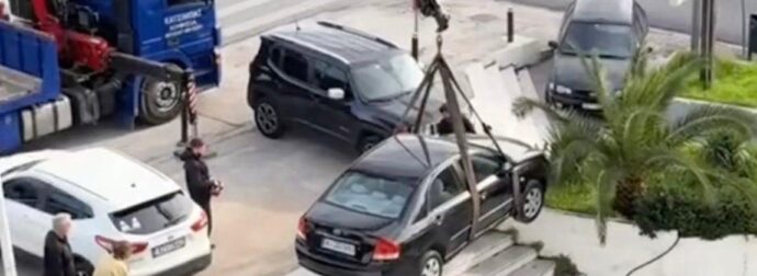 Απίστευτο βίντεο: Ηλικιωμένη κατέβηκε τις σκάλες με το αυτοκίνητο σε εμπορικό κέντρο