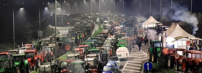 Πάνε για κλιμάκωση μετά τις γιορτές οι αγρότες: «Δεν μας φοβίζουν οι απειλές των εισαγγελέων» λένε για τα διόδια