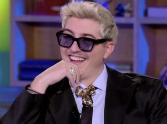 Όχι δεν είναι ο Νίνο, είναι πασίγνωστος ανερχόμενος Έλληνας τραγουδιστής ετών 30