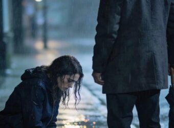 Βρήκα την κόρη μου γονατισμένη στη βροχή, τιμωρημένη από τον σύζυγό της απλώς επειδή αγόρασε ένα φόρεμα. Μέσα άκουγα εκείνον και την οικογένειά του να γελούν. Τη σήκωσα όρθια, κλώτσησα την πόρτα και είπα πέντε λέξεις που δεν θα ξεχάσουν ποτέ.