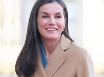 Ξέχνα το φουσκωτό μπουφάν: Το μάλλινο παλτό των Zara που ξεχωρίζει τον φετινό χειμώνα με τον «κόμπο Λετίθια»