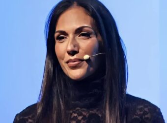 «Δε μπορείτε να πληρώσετε τους υπαλλήλους να εξυπηρετούν τους πελάτες σας;» ξέσπασε εναντίον των τραπεζών