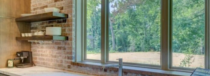 Γιατί ο νεροχύτης της κουζίνας βρίσκεται πάντα μπροστά σε παράθυρο