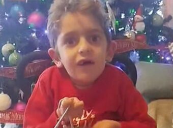 O Παναγιώτης Ραφαήλ μας τραγούδησε τα κάλαντα και στέλνει μια μεγάλη αγκαλιά