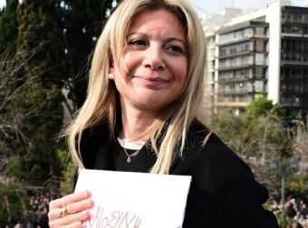 Η Καρυστιανού προελαύνει και οι πολιτικοί παρελαύνουν δίπλα της – Ο Γιώργος Παπανδρέου τάσσεται στο πλευρό της