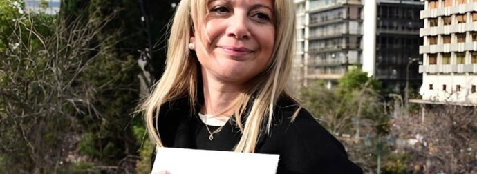 Η Καρυστιανού προελαύνει και οι πολιτικοί παρελαύνουν δίπλα της – Ο Γιώργος Παπανδρέου τάσσεται στο πλευρό της