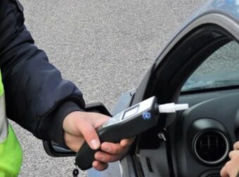 Οδήγηση και αλκοόλ: Με πόσα ποτά «γράφει» το αλκοτέστ – Τι ισχύει για μπύρα, κρασί και ουίσκι