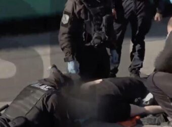 Πατησίων: Αστυνομικός «ξάπλωσε» πλάι σε τραυματία τροχαίου για να τον σώσει – Παραλίγο να τον χτυπήσει μπετονιέρα