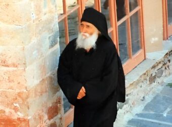 Τα φετινά Χριστούγεννα ας θυμηθούμε τι έλεγε ο Άγιος Πορφύριος