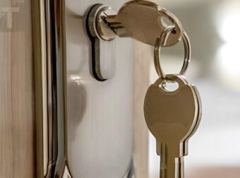 Γιατί πρέπει να αφήνουμε το κλειδί πάντα στην πόρτα το βράδυ; Τι εξηγεί ειδικός