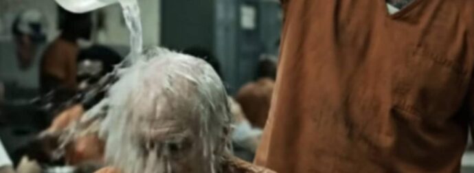 Η μέρα που ο Διάβολος έσκυψε το κεφάλι: Η αληθινή ταυτότητα του ηλικιωμένου άνδρα που ταπείνωσε τον νταή της φυλακής