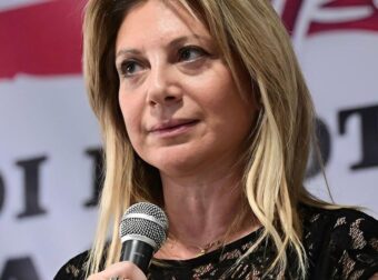 Ραγδαίες πολιτικές εξελίξεις: Ποιος πασίγνωστος Έλληνας επιχειρηματίας είναι μαζί με την Μαρία Καρυστιανού