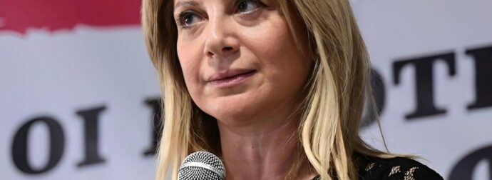 Ραγδαίες πολιτικές εξελίξεις: Ποιος πασίγνωστος Έλληνας επιχειρηματίας είναι μαζί με την Μαρία Καρυστιανού