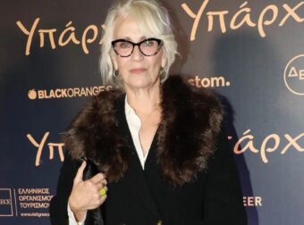 Θέμις Μπαζάκα: «Είδα να διαλύει η φρικτή ασθένεια τους φίλους μου, να λένε “πονάω” και να μην μπορείς να κάνεις τίποτα»