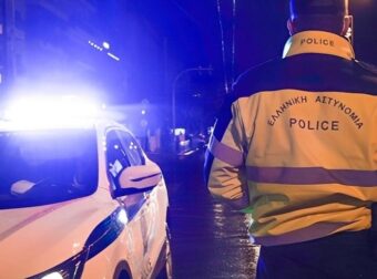 ΟΜΟΝΟΙΑ: ΑΣΤΥΝΟΜΙΚΟΣ ΠΗΓΕ ΝΑ ΤΟΥ ΚΑΝΕΙ ΕΛΕΓΧΟ ΚΑΙ ΕΠΙΧΕΙΡΙΣΕ ΝΑ ΒΓΑΛΕΙ ΟΠΛΟ