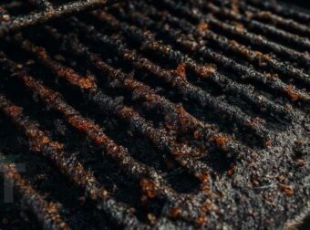  Η γιαγιά μου μού έμαθε αυτό το κóλπο για να ξεφορτωθώ τα υπολείμματα  βρωμιάς από την ψησταριά σε 4 λεπτά με 0 κόπο. Δείτε πώς λειτουργεί