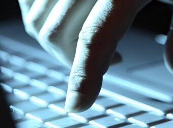 Το email που φαίνεται αθώο, αλλά δίνει πρόσβαση σε όλο σας το κινητό