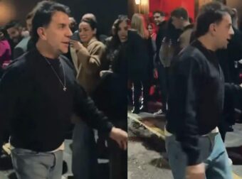 Ο Γιώργος Μαζωνάκης βγήκε από το κέντρο που εμφανίζεται και χαιρέτησε τον κόσμο που περίμενε στην ουρά