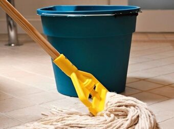 4 πράγματα που μπορείτε να βάλετε στο νερό της σφουγγαρίστρας για να μυρίζει υπέροχα το σπίτι σας