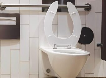 Κίνα: Τον απέλυσαν επειδή καθόταν 4 ώρες στην τουαλέτα