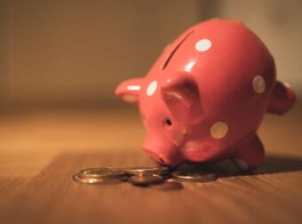 Με τον σύντροφό μου είμαστε 2 χρόνια μαζί και δεν βάζει το χέρι στην τσέπη. Είναι τσιγγούνης, τι να κάνω;