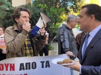 Ο Άδωνις Γεωργιάδης πρόσφερε μελομακάρονα σε εργαζόμενους στο νοσοκομείο «Έλενα Βενιζέλου» που διαμαρτύρονταν