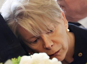 Η σπάνια δημόσια εμφάνιση της Έλενας Ακρίτα με τον γιο της στην κηδεία της μητέρα της