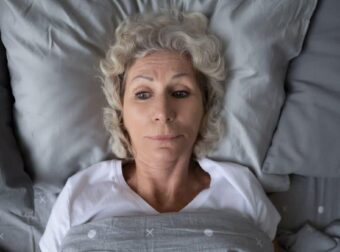 Πόσες ώρες πρέπει να κοιμάστε στα 60 για να είστε υγιείς, σύμφωνα με ειδικούς