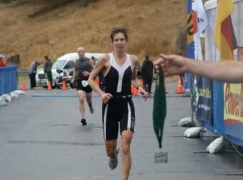 Καρχαρίας κατασπάραξε αθλήτρια την ώρα της προπόνησης – «Αναδύθηκε από το νερό με ανθρώπινο σώμα στο στόμα του»