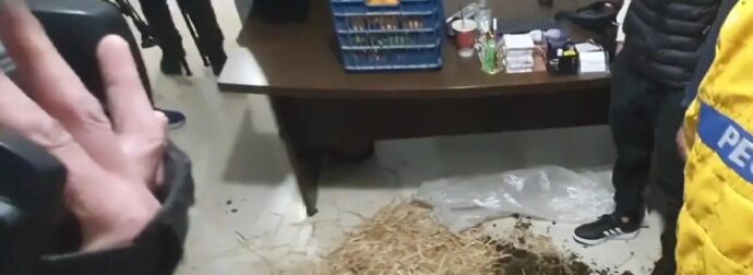 Αγρότες πήγαν σε γραφεία βουλευτών της ΝΔ αφήνοντας σανό, κοπριά και πορτοκάλια