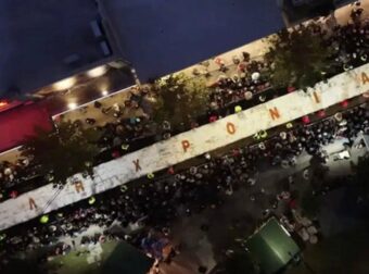 Η βασιλόπιτα «γίγας» έσπασε παγκόσμιο ρεκόρ – Ξεπερνά τα 80.000 κομμάτια, ζυγίζει 10 τόνους και φτάνει τα 100 μέτρα