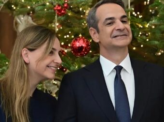 Ο Κυριάκος Μητσοτάκης με την κόρη του Σοφία άκουσε τα πρωτοχρονιάτικα κάλαντα στο Μέγαρο Μαξίμου